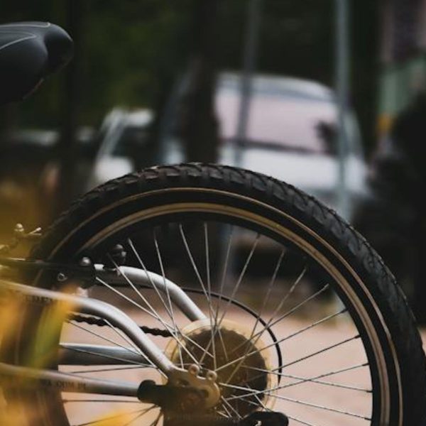 Ciclista de 60 anos morre ao colidir com a porta aberta