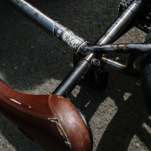 Ciclista de 60 anos morre ao colidir com a porta aberta