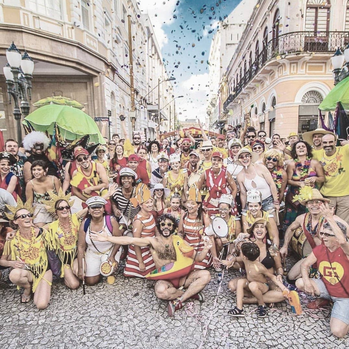  Foliões pulando carnaval em Curitiba 