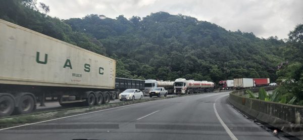  Trânsito intenso na BR-277 na manhã desta sexta-feira (26), entre Curitiba e Paranaguá 