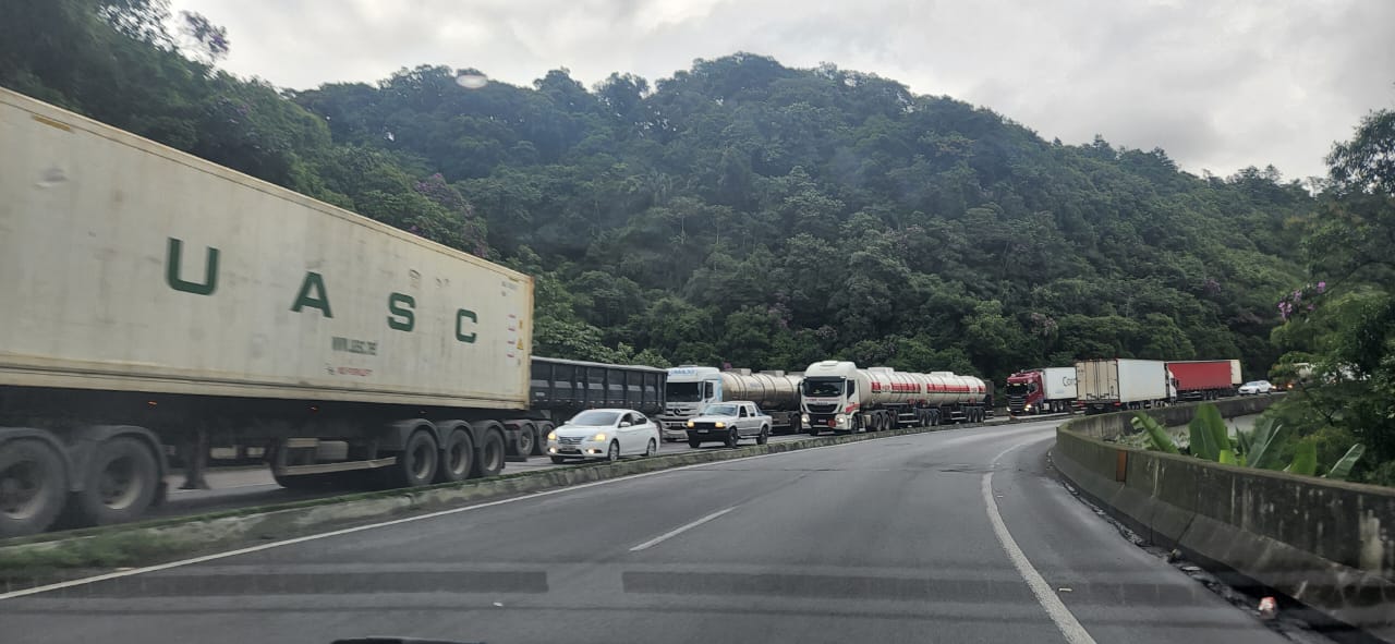  Trânsito intenso na BR-277 na manhã desta sexta-feira (26), entre Curitiba e Paranaguá 