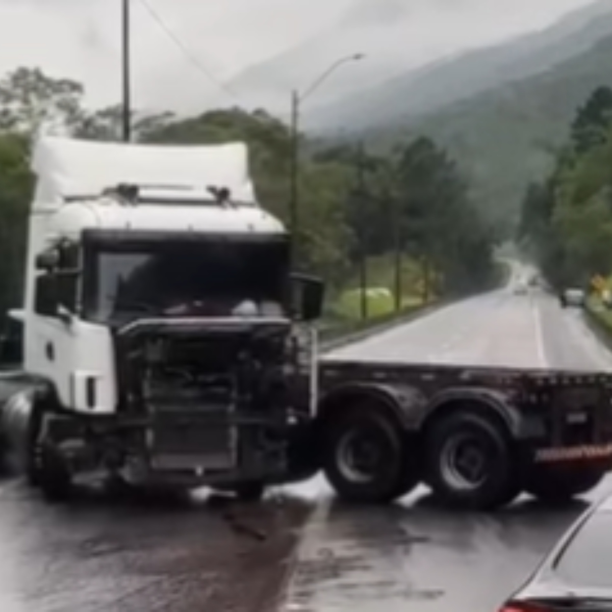  A BR-376 está interditada entre o PR e SC 