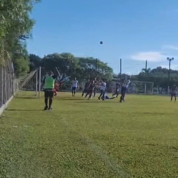 Briga entre jogadores de futebol