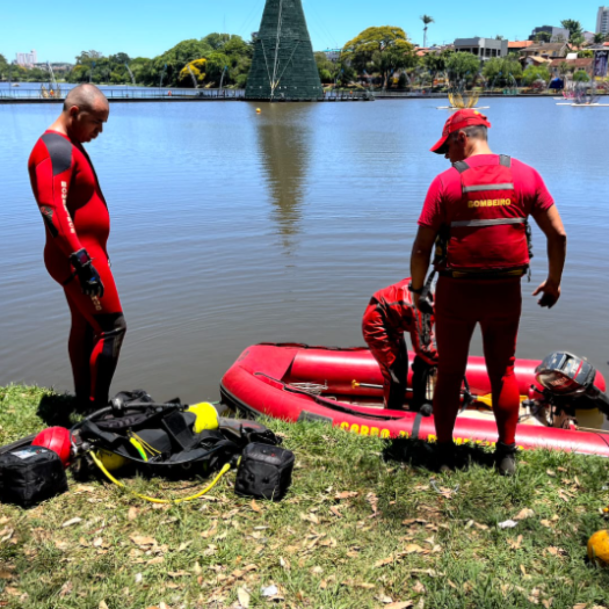  Equipe do Corpo de Bombeiros busca pelo possível corpo. 