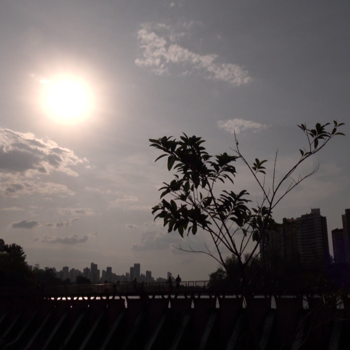  Temperaturas estarão altas na segunda-feira. 