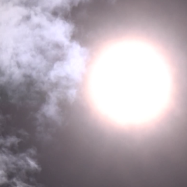 O dia começou com poucas nuvens no céu.