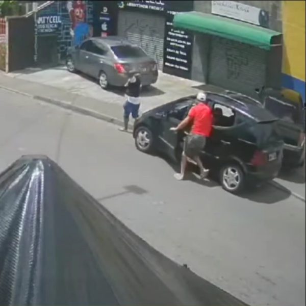 Carro atropela pai e filho