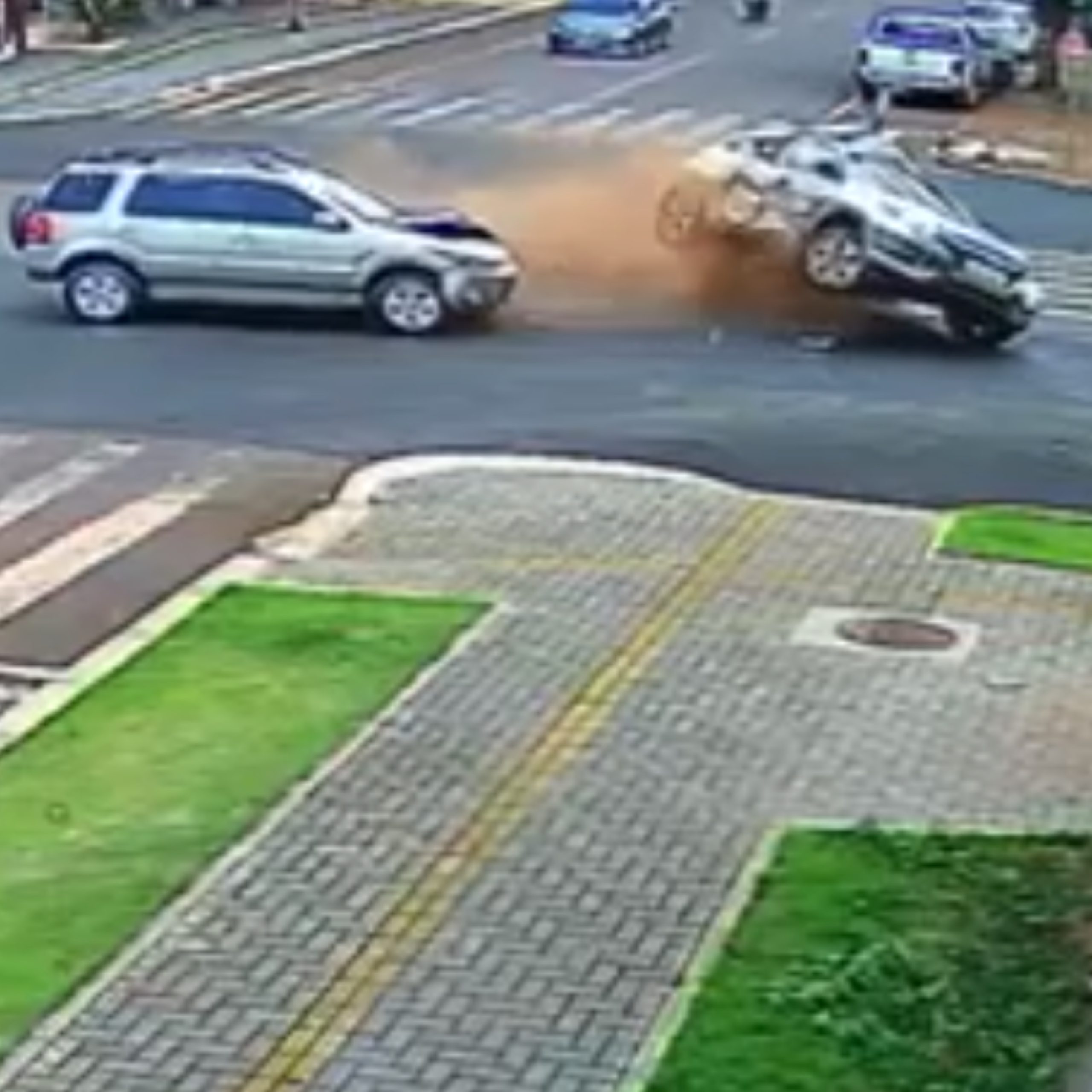  carro do google street view tomba acidente 