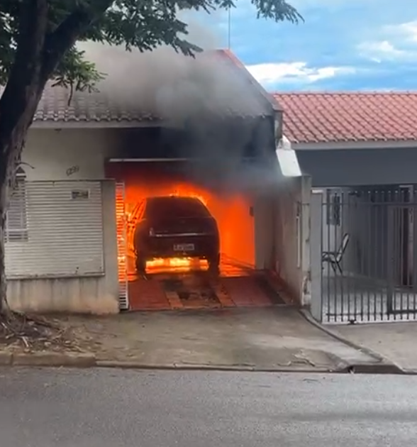  carro pegando fogo em garagem dentro de residência no Paraná 