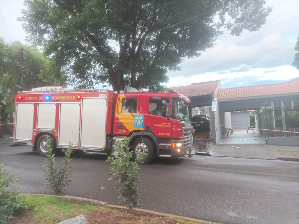 Carro pega fogo dentro de garagem em residência no Paraná