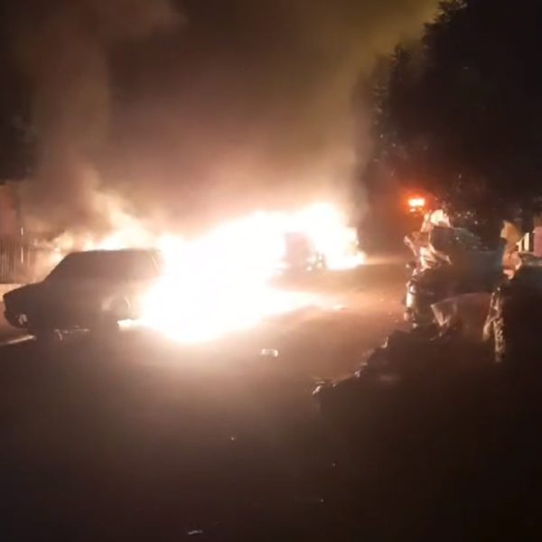 Carros incendiados no bairro Melissa em Cascavel