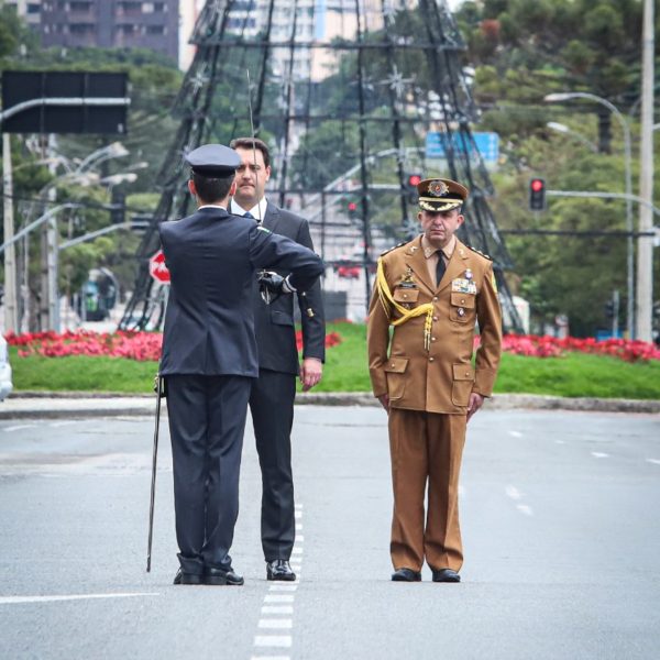 Chefe da Casa Militar, Ten.-Cel. QOPM Sergio Vieira Benicio ao lado do governador Ratinho Jr.