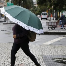 Frente fria avança e derruba temperatura em Maringá