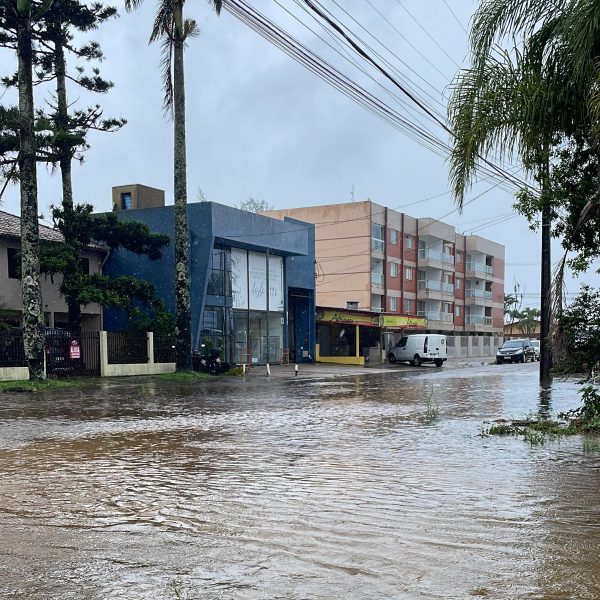 Ruaa de Guaratuba registraram alagamentos após fortes chuvas