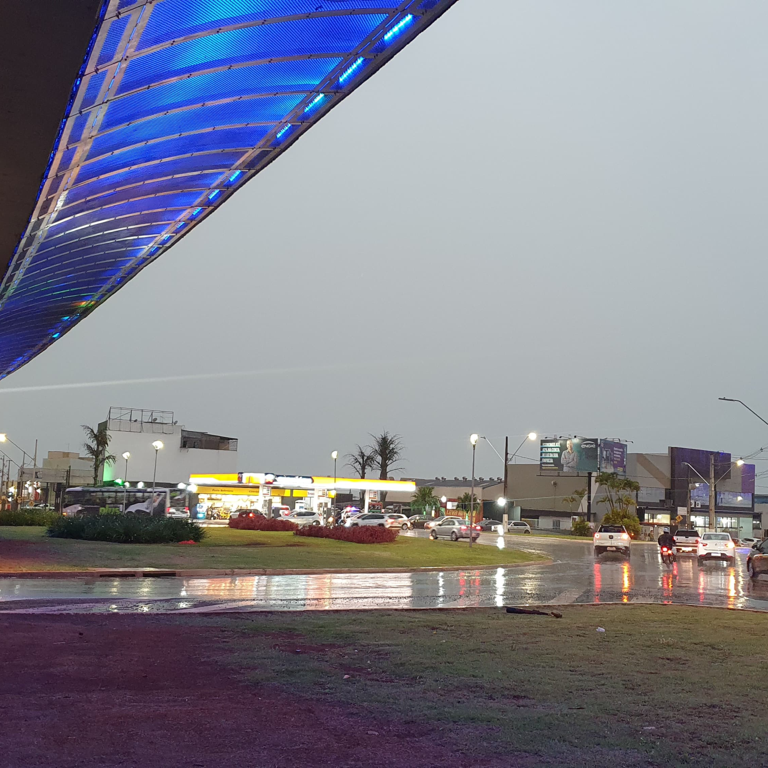  Chuva no cruzamento de avenidas em Londrina. 