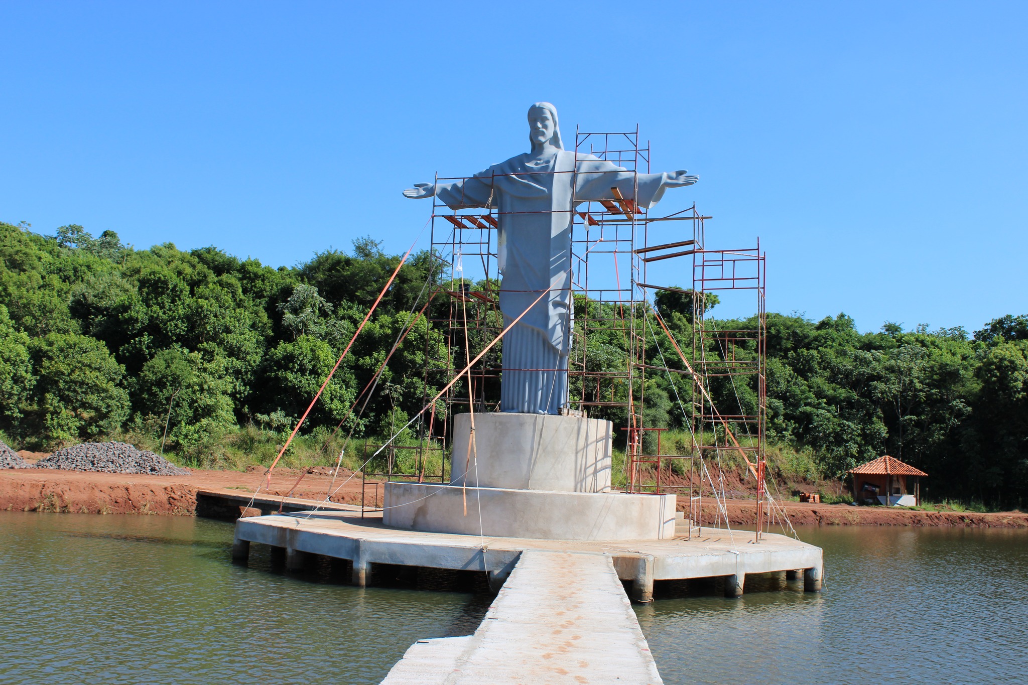 cristo redentor instalado em mirante na entrada de cidade do Paraná na BR-272