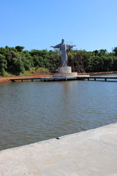 cristo redentor instalado em mirante na entrada de cidade do Paraná na BR-272