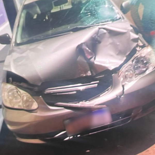  carro com parte da frente danificada e parabrisa quebrado, ilustrando uma matéria sobre a mulher suspeita de atropelar o ex-marido 