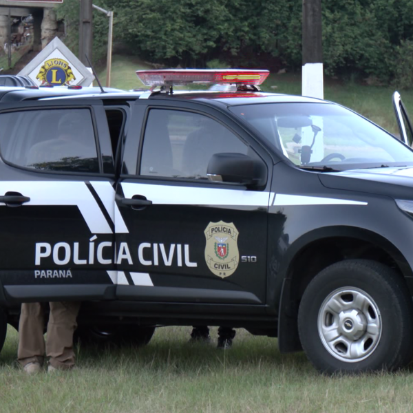 Polícia Civil no local em que o cadáver foi localizado.