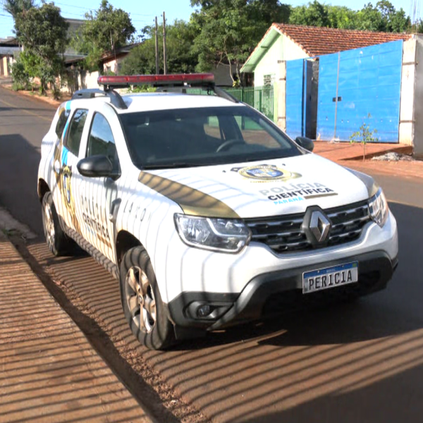 Viatura da Polícia Científica no local do achado de cadáver.