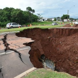 PR-323 adota sistema pare-e-siga após cratera aumentar