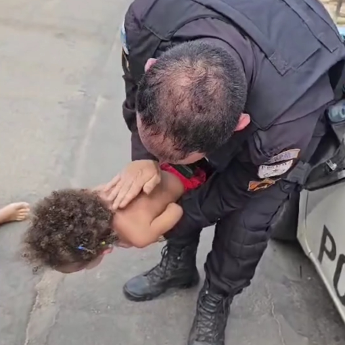  Policial salva bebê 