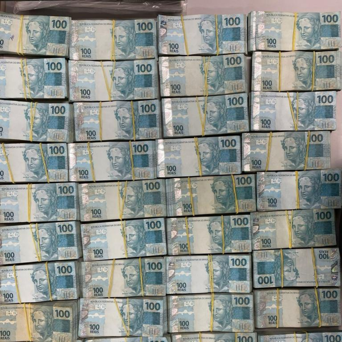  500 mil dinheiro apreendido receita federal na fronteira com o Paraguai 