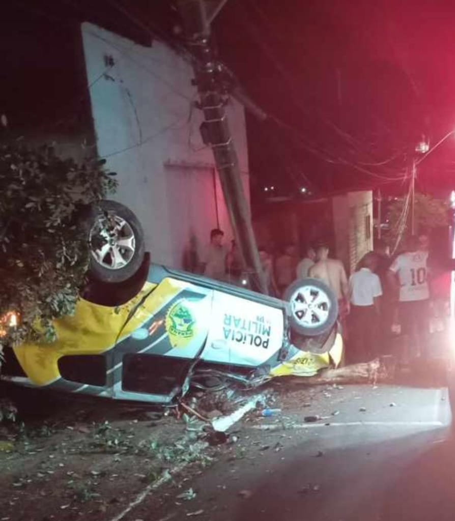 Durante perseguição, viatura da PM bate em poste e militares ficam feridos no PR