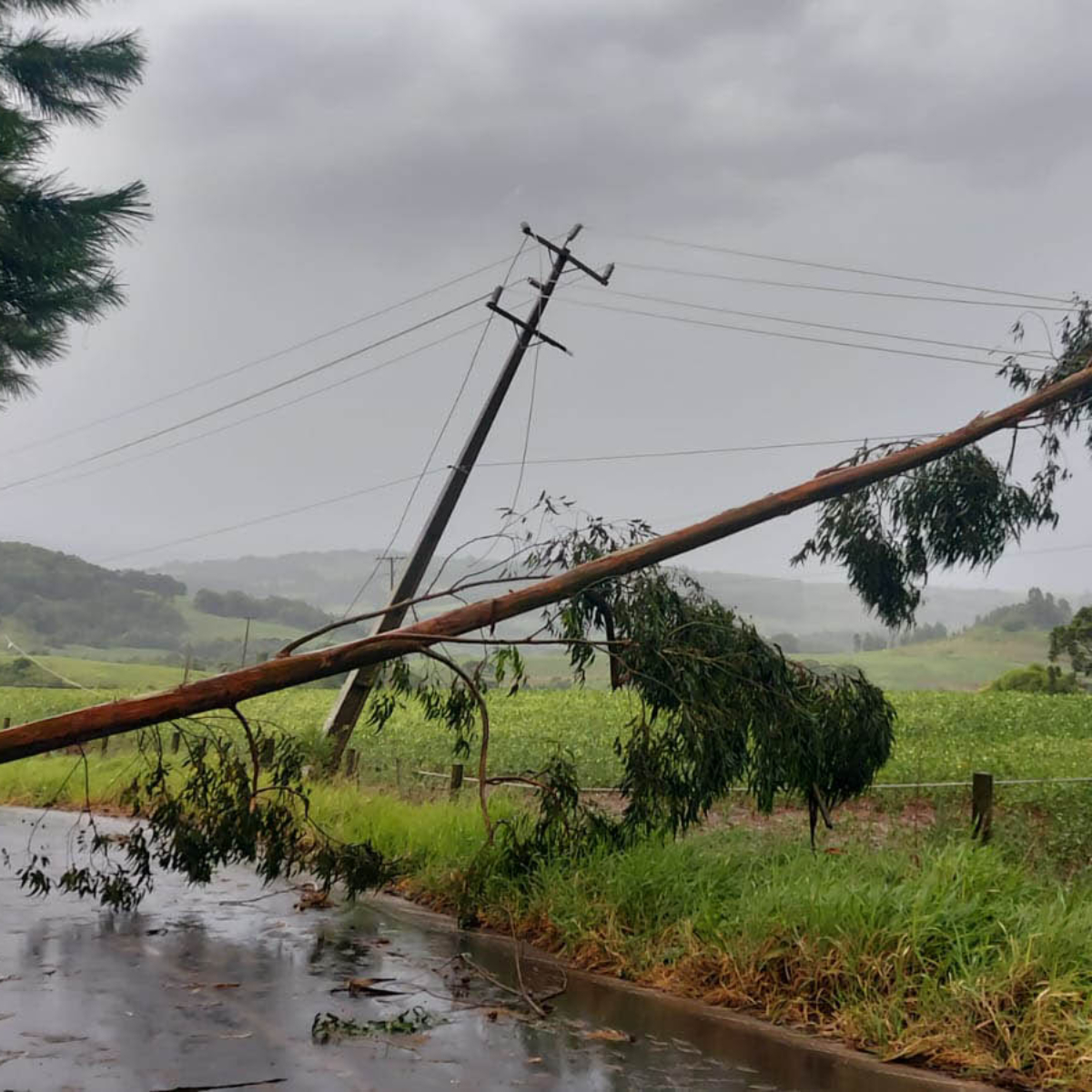  Após chuvas fortes, regiões do Paraná ficaram sem energia elétrica 