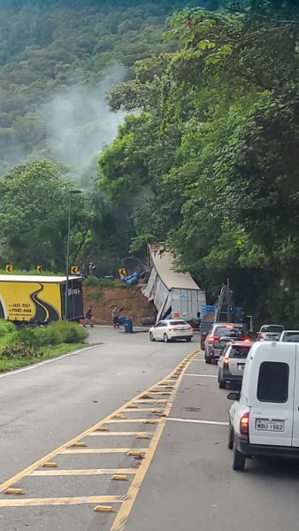 acidente com caminhão faz ácido sulfúrico na estrada da serra dona francisca