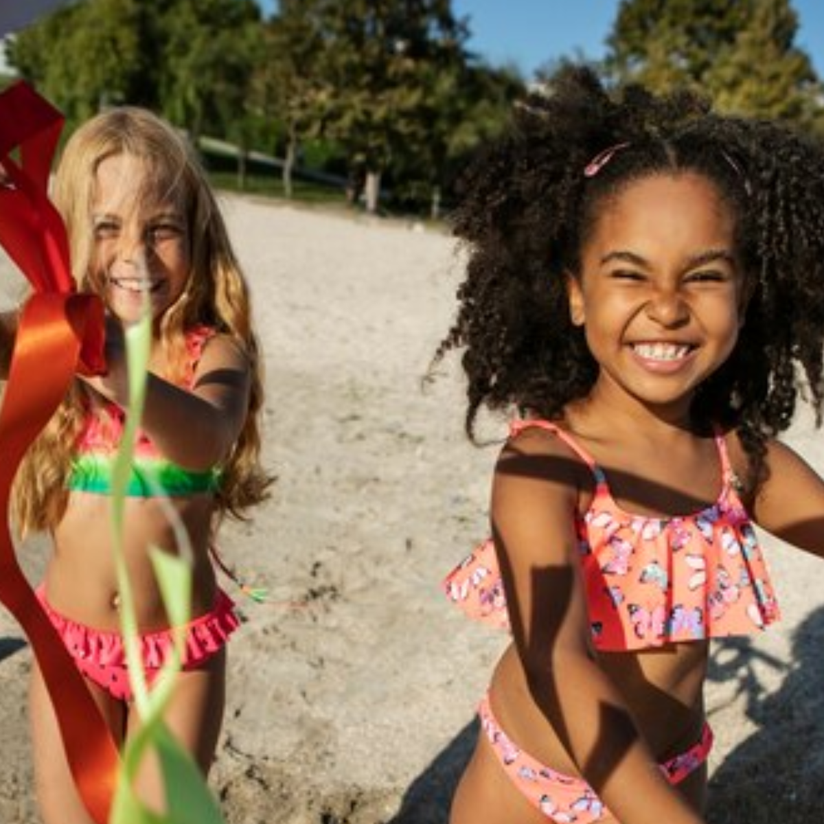  crianças meninas brincando na praia 