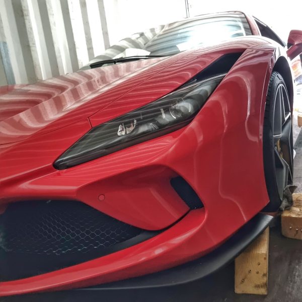 ferrari vermelha apreendida em contâiner