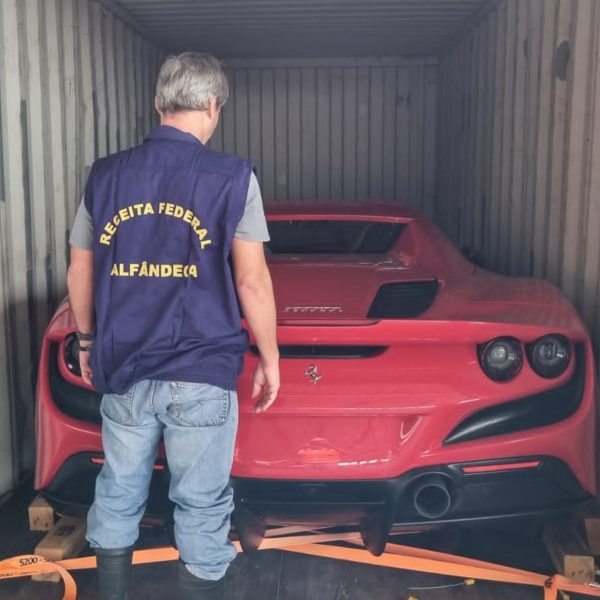 ferrari vermelha apreendida em contâiner