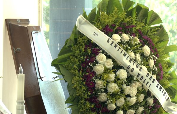 coroa de flores em enterro que familiares criticaram a medida protetiva não cumprida