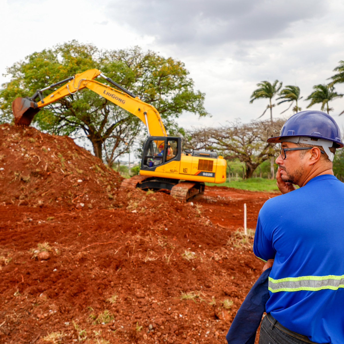  obras da construção de um viaduto em Londrina, ilustrando notícia sobre alterações no trânsito de Londrina após obras do viaduto da PUC 