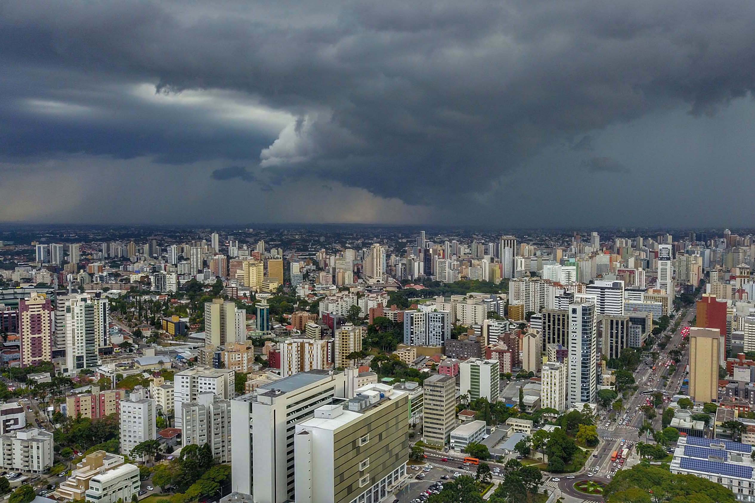  Uma frente fria se aproxima do Paraná, junto com os temporais 