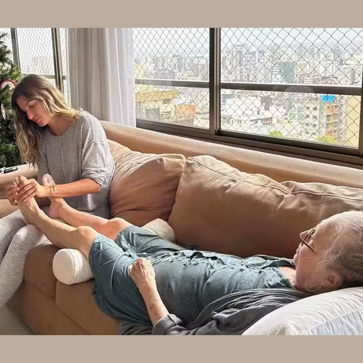  gisele bundchen massageando os pés da mãe em um sofá, que faleceu no começo de 2024 