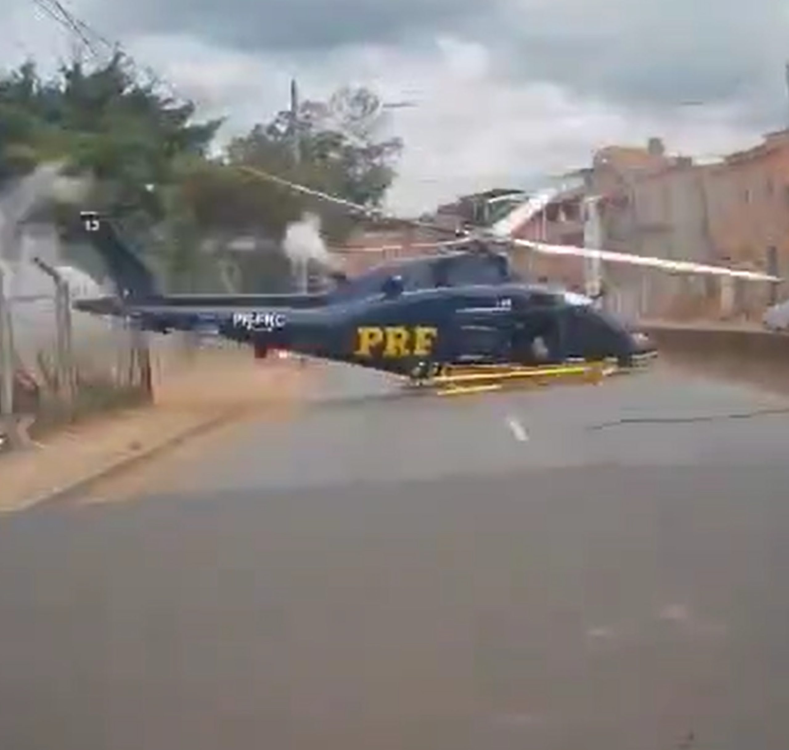  helicópotero PRF cai em avenida 