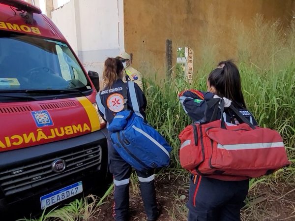 socorristas do Corpo de Bombeiros durante atendimento a homem ferido em partida de airsoft