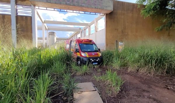 ambulância do Corpo de Bombeiros durante atendimento a homem ferido em partida de airsoft