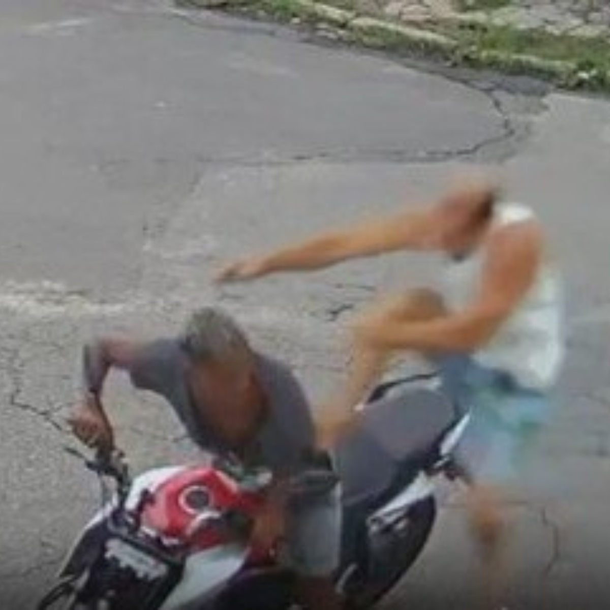  Homem reage a assalto e acerta 'voadora' em um dos criminosos 