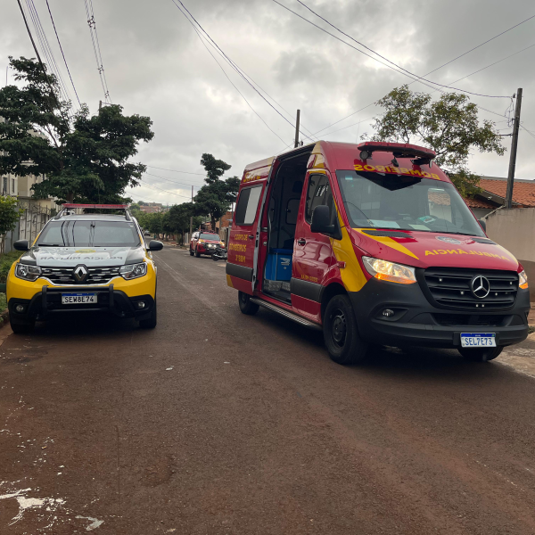 Viaturas estacionadas em frente ao local do homicídio.