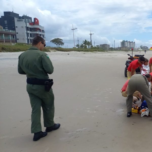 Idosa foi salva pelos bombeiros no litoral do Paraná