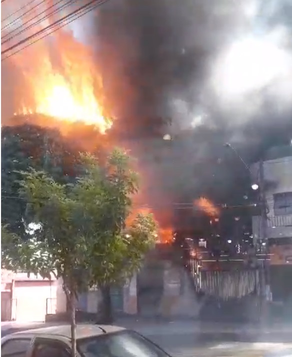  Incêndio atinge borracharia no interior do Paraná; VÍDEO- 