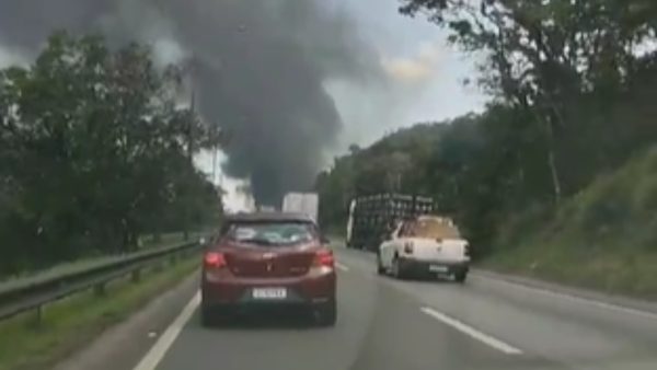 BR-376 é interditada entre o Paraná e Santa Catarina por causa de um incêndio em veículo