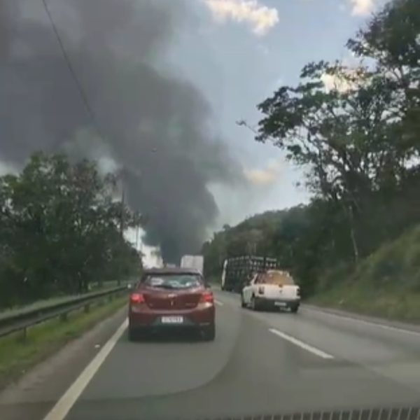 BR-376 é interditada entre o Paraná e Santa Catarina por causa de um incêndio em veículo