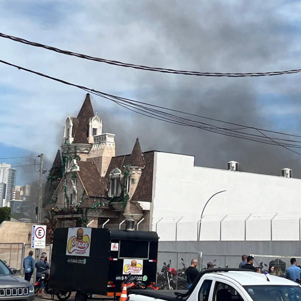 A pizzaria teve diversos focos de incêndio.