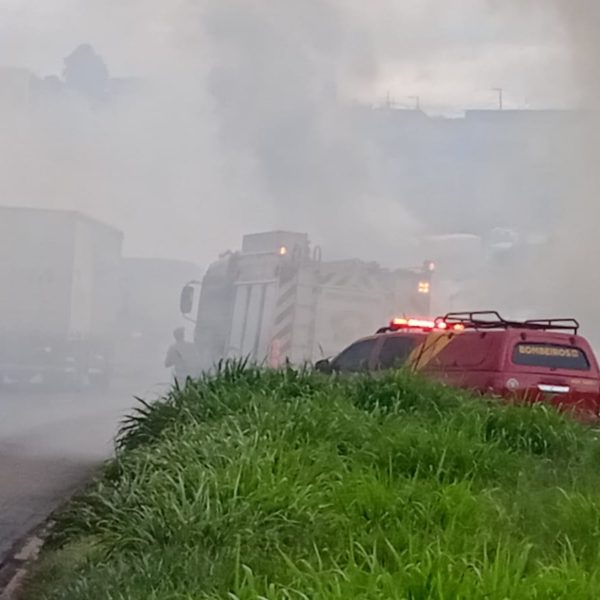 Incêndio na BR-376, em Ponta Grossa, nos Campos Gerais (PR)