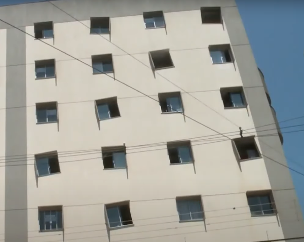 prédio com janelas tortas no Paraná