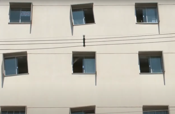 prédio com janelas tortas no Paraná